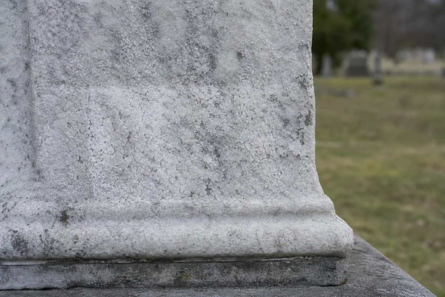 Marble, granite or bronze? What fifty winters do to the lettering